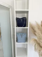 Farmer anyagú, láncpántos kistáska. Szélesség: 24 cm, Magasság: 22 cm.