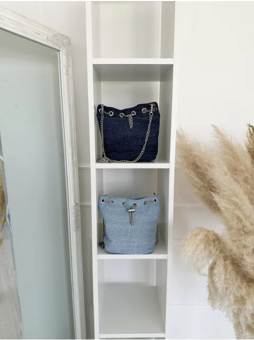 Farmer anyagú, láncpántos kistáska. Szélesség: 24 cm, Magasság: 22 cm.