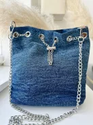 Farmer anyagú, láncpántos kistáska. Szélesség: 24 cm, Magasság: 22 cm.