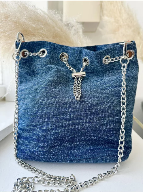 Farmer anyagú, láncpántos kistáska. Szélesség: 24 cm, Magasság: 22 cm.