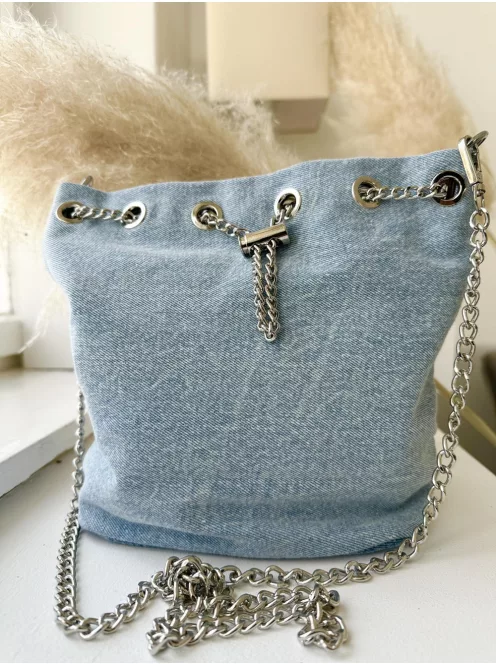 Farmer anyagú, láncpántos kistáska. Szélesség: 24 cm, Magasság: 22 cm.