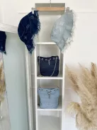 Farmer anyagú, láncpántos kistáska. Szélesség: 24 cm, Magasság: 22 cm.