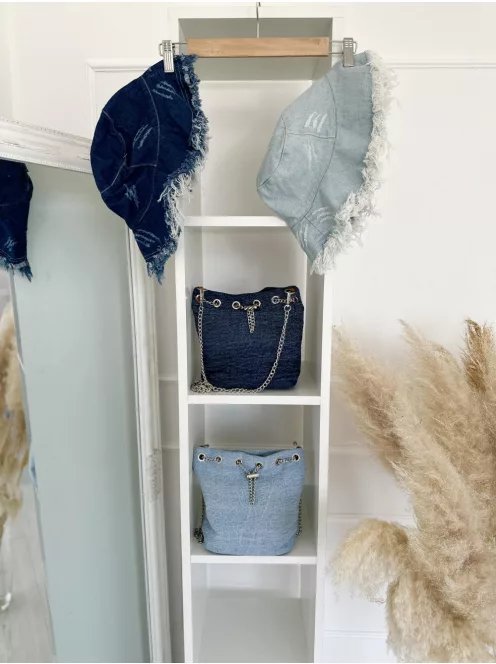 Farmer anyagú, láncpántos kistáska. Szélesség: 24 cm, Magasság: 22 cm.