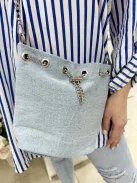 Farmer anyagú, láncpántos kistáska. Szélesség: 24 cm, Magasság: 22 cm.