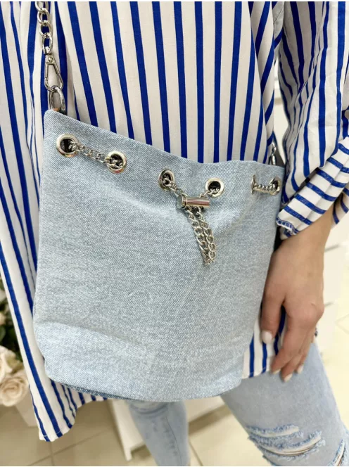 Farmer anyagú, láncpántos kistáska. Szélesség: 24 cm, Magasság: 22 cm.