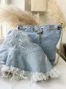 Farmer anyagú, láncpántos kistáska. Szélesség: 24 cm, Magasság: 22 cm.