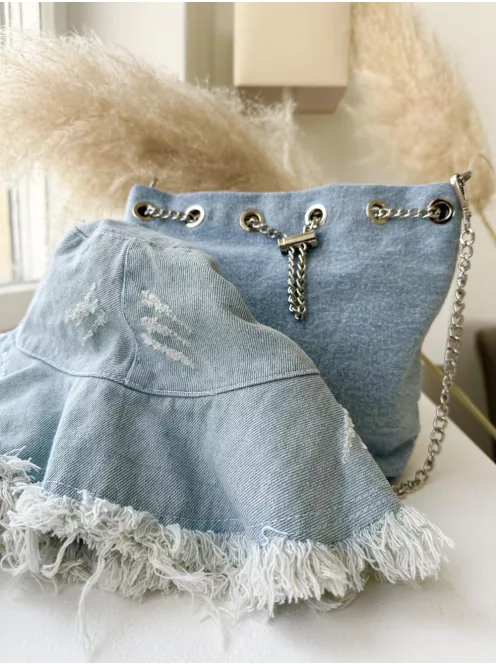 Farmer anyagú, láncpántos kistáska. Szélesség: 24 cm, Magasság: 22 cm.