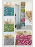 Gyékény borítéktáska, állítható hosszú pánttal. Szélesség: 27 cm, Magasság: 19 cm.