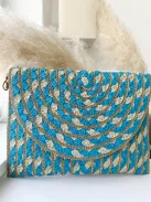 Gyékény borítéktáska, állítható hosszú pánttal. Szélesség: 27 cm, Magasság: 19 cm.