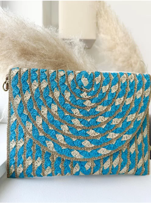 Gyékény borítéktáska, állítható hosszú pánttal. Szélesség: 27 cm, Magasság: 19 cm.