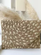 Gyékény borítéktáska, állítható hosszú pánttal. Szélesség: 27 cm, Magasság: 19 cm.