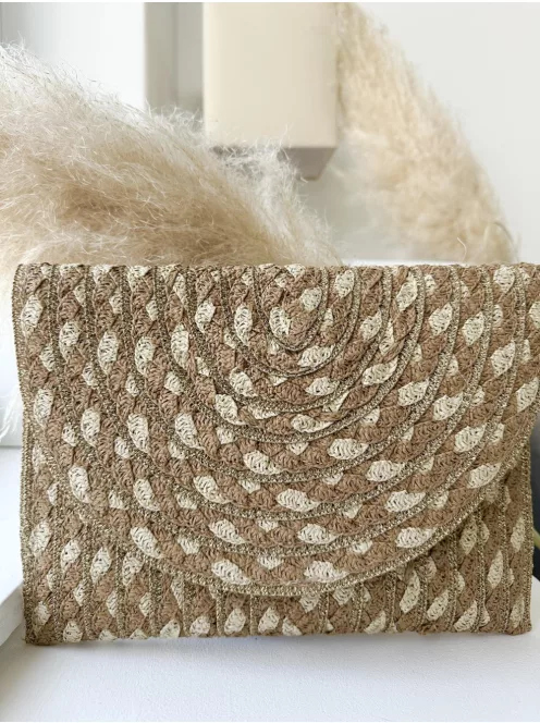 Gyékény borítéktáska, állítható hosszú pánttal. Szélesség: 27 cm, Magasság: 19 cm.