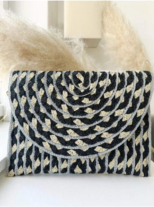 Gyékény borítéktáska, állítható hosszú pánttal. Szélesség: 27 cm, Magasság: 19 cm.