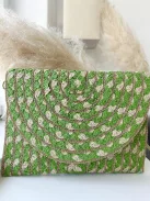 Gyékény borítéktáska, állítható hosszú pánttal. Szélesség: 27 cm, Magasság: 19 cm.