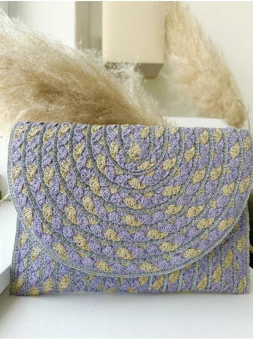 Gyékény borítéktáska, állítható hosszú pánttal. Szélesség: 27 cm, Magasság: 19 cm.