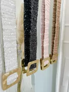 Extra rugalmas, flitterekkel díszített fémcsatos öv.