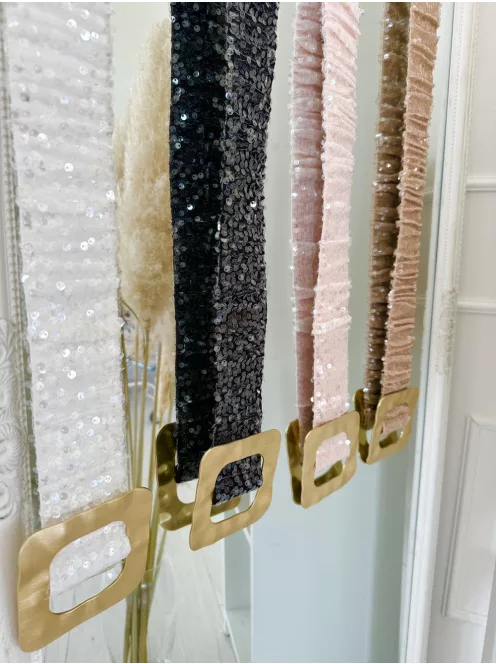 Extra rugalmas, flitterekkel díszített fémcsatos öv.