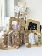 Extra rugalmas, flitterekkel díszített fémcsatos öv.