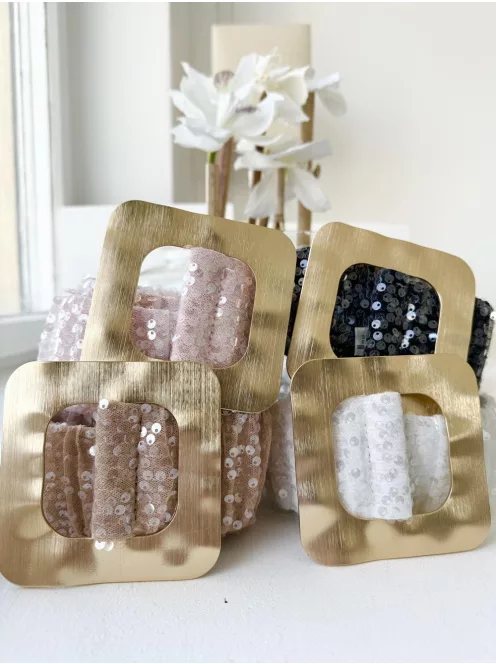 Extra rugalmas, flitterekkel díszített fémcsatos öv.