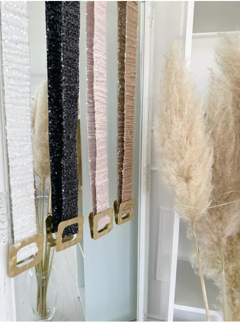 Extra rugalmas, flitterekkel díszített fémcsatos öv.