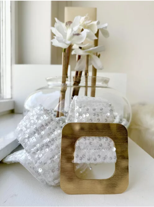 Extra rugalmas, flitterekkel díszített fémcsatos öv.