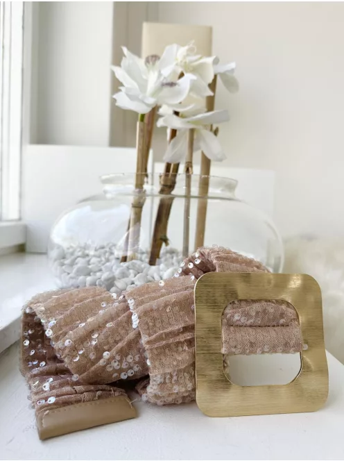 Extra rugalmas, flitterekkel díszített fémcsatos öv.