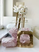 Extra rugalmas, flitterekkel díszített fémcsatos öv.