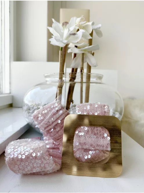 Extra rugalmas, flitterekkel díszített fémcsatos öv.