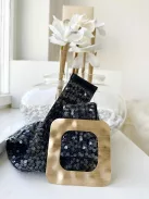 Extra rugalmas, flitterekkel díszített fémcsatos öv.