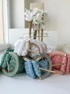 Nem rugalmas, fonott, csatos öv.