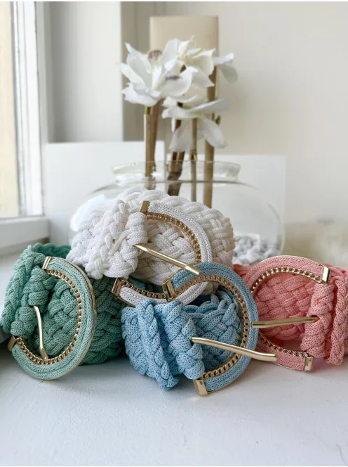 Nem rugalmas, fonott, csatos öv.