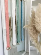 Nem rugalmas, fonott, csatos öv.