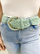 Nem rugalmas, fonott, csatos öv.