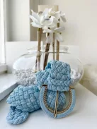 Nem rugalmas, fonott, csatos öv.