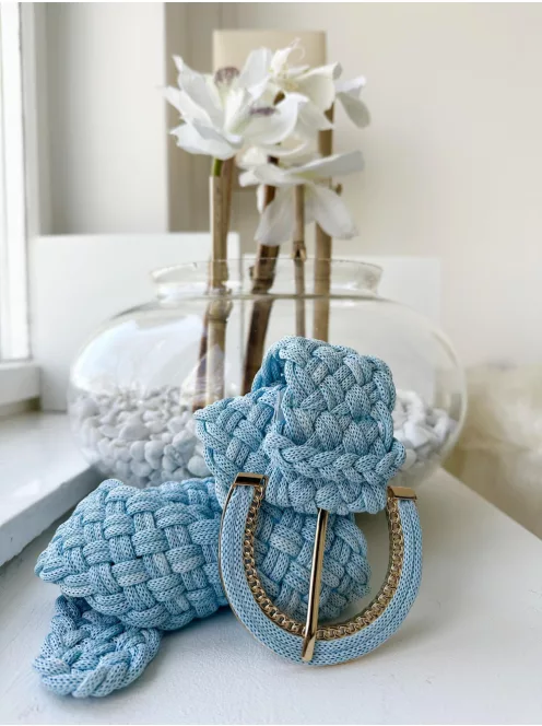 Nem rugalmas, fonott, csatos öv.