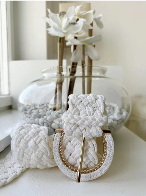 Nem rugalmas, fonott, csatos öv.