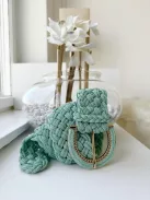 Nem rugalmas, fonott, csatos öv.