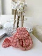 Nem rugalmas, fonott, csatos öv.