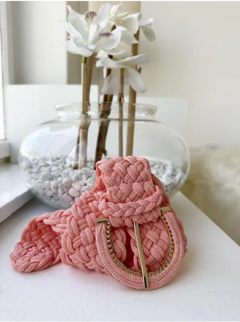 Nem rugalmas, fonott, csatos öv.