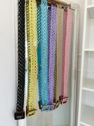 Nem rugalmas, fonott, lyukacsos, kocka fa csatos öv.