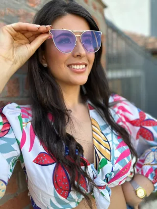   Fém keretes és szárú napszemüveg. UV védelemmel ellátott.