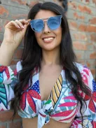 Fém keretes és szárú napszemüveg. UV védelemmel ellátott.