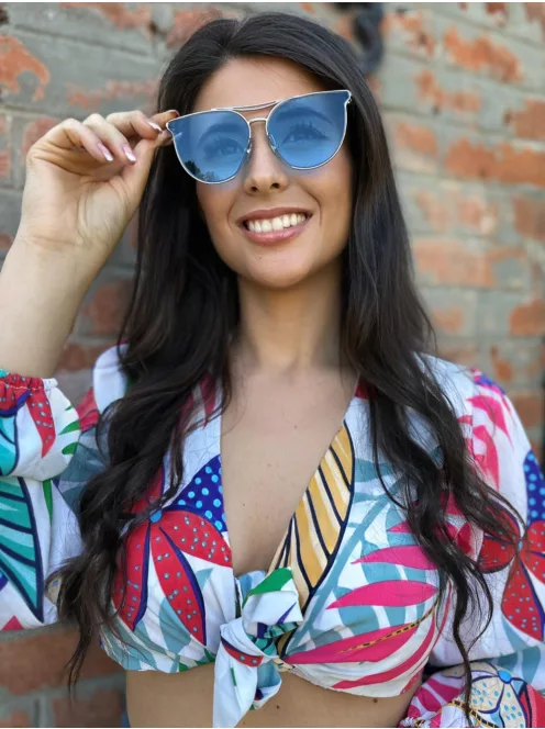 Fém keretes és szárú napszemüveg. UV védelemmel ellátott.