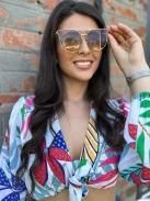 Fém keretes és szárú napszemüveg. UV védelemmel ellátott.