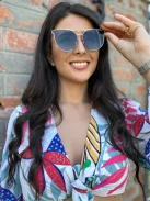 Fém keretes és szárú napszemüveg. UV védelemmel ellátott.