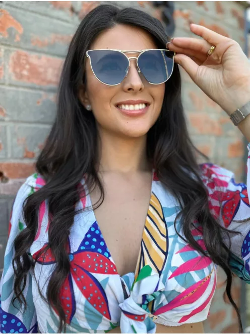 Fém keretes és szárú napszemüveg. UV védelemmel ellátott.