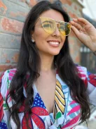 Fém keretes és szárú napszemüveg. UV védelemmel ellátott.