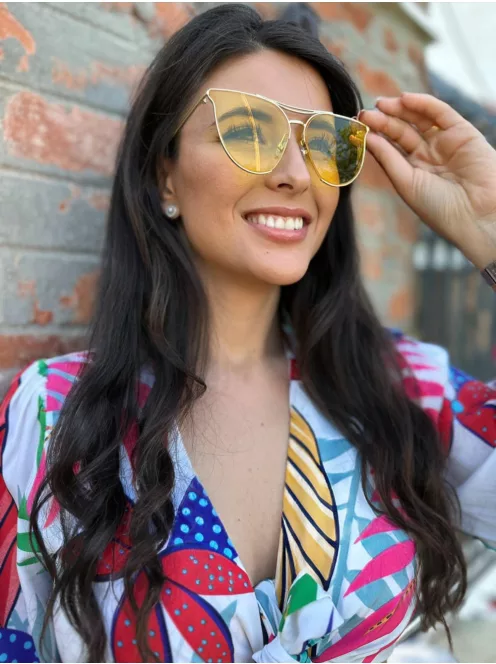 Fém keretes és szárú napszemüveg. UV védelemmel ellátott.