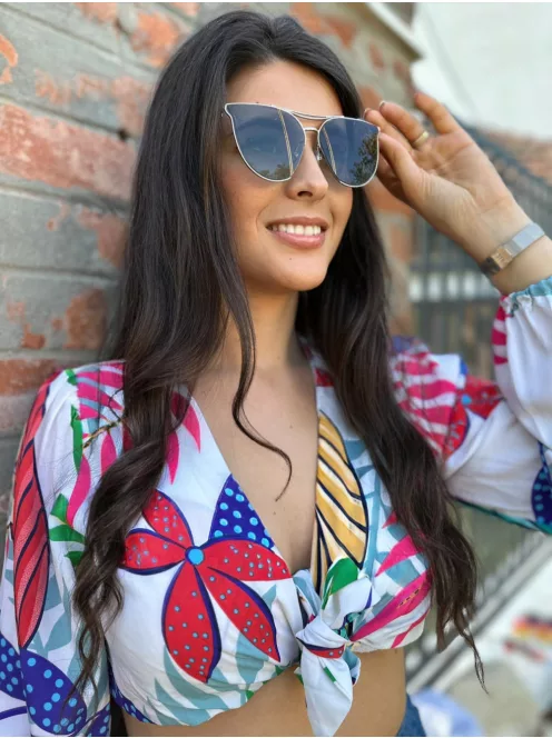 Fém keretes és szárú napszemüveg. UV védelemmel ellátott.