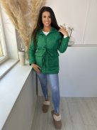 Bélelt, zsebes, kapucnis, megkötős, nem rugalmas, steppelt, vékony, átmeneti kabát. A Modell S méretet visel. (S-2XL méretekben.)